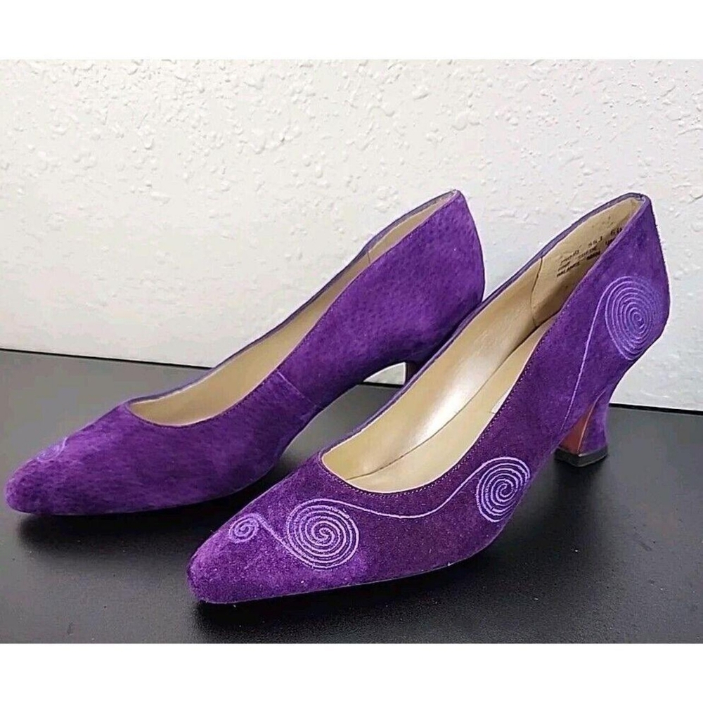 Carriage Court Women's Purple Suede  Heels